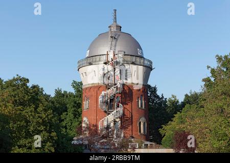 Camera Obscura Muelheim, museo nell'ex torre dell'acqua ferroviaria, molti visitatori sulla scala a chiocciola esterna, Muelheim an der Ruhr, North Foto Stock