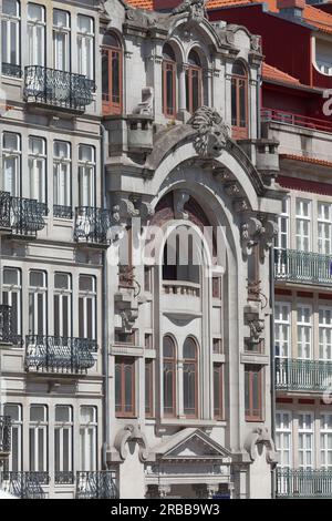 Facciata con testa di leone, edifici storici a Praca Almeida Garret, centro città Baixa do Porto, Portogallo Foto Stock