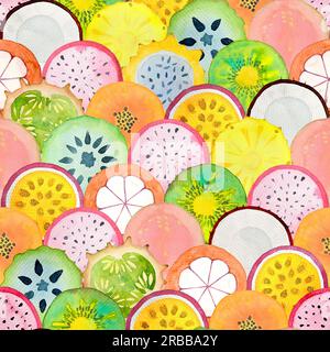 Motivo senza cuciture con esotiche fette di frutta tropicale. Acquerello illustrazione disegnata a mano sfondo multicolore. Luminoso ornamento estivo ad acquerello. PR Foto Stock