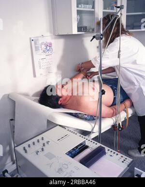 L'assistenza preventiva in uno studio medico di medicina generale, come qui a Iserlohn il 4,9.1996, è l'obiettivo dell'attività medica in ogni momento.EKG anlegen, DEU, Germania, Iserlohn Foto Stock