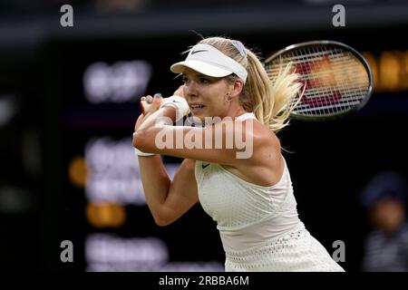 8 luglio 2023; All England Lawn Tennis and Croquet Club, Londra, Inghilterra: Torneo di tennis di Wimbledon; Katie Boulter gioca un colpo di fronte a Elena Rybakina Foto Stock