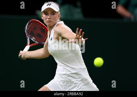 8 luglio 2023; All England Lawn Tennis and Croquet Club, Londra, Inghilterra: Torneo di tennis di Wimbledon; Elena Rybakina gioca un colpo di fronte a Katie Boulter Foto Stock