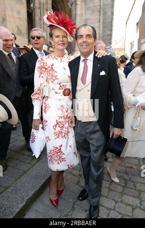 Autun, Francia. 8 luglio 2023. Il principe Charles-Emmanuel de Bourbon-Parme e sua moglie la principessa Constance de Bourbon-Parme posano dopo la cerimonia di nozze reale nella cattedrale di Saint-Lazare ad Autun, l'8 luglio 2023, in Francia. Foto di David Niviere/ABACAPRESS.COM credito: Abaca Press/Alamy Live News Foto Stock