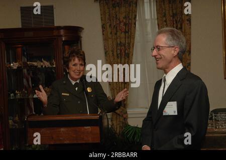 Cerimonia di premiazione del 2008 Harry Yount Ranger Award a Gary Moses, il Lake McDonald Sub-District Ranger al Glacier National Park, con la direttrice del National Park Service Mary Bomar, assistente segretario per Fish and Wildlife and Parks R. Lyle Laverty, Jr., E il capo americano della Unilever Corporation, Kevin Havelock, tra i dignitari a portata di mano al Main Interior Foto Stock