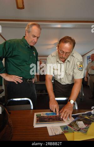 Il segretario Dirk Kempthorne in visita nella zona di New Orleans, Louisiana, dove ha incontrato e visitato il personale del Fish and Wildlife Service Foto Stock