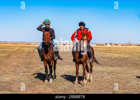 Gruppo di giocatori di Kokpar in posa per la telecamera, gioco nazionale di cavalli, Kazakistan Foto Stock