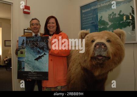 Dru Pearce, Senior Advisor del Segretario per gli affari dell'Alaska, e collega con poster della Rocky Mountain Elk Foundation ringraziando Pearce per il suo lavoro a nome del Perenosa Bay Project su Afognak Island, Alaska. Afognak, le cui popolazioni di pesci e fauna selvatica della costa settentrionale sono state danneggiate a causa della fuoriuscita di petrolio della Exxon Valdez nel 1989, è stata al centro degli sforzi di conservazione e recupero intrapresi dagli Stati Uniti Fish and Wildlife Service in collaborazione con lo stato dell'Alaska e organizzazioni no-profit. Foto Stock