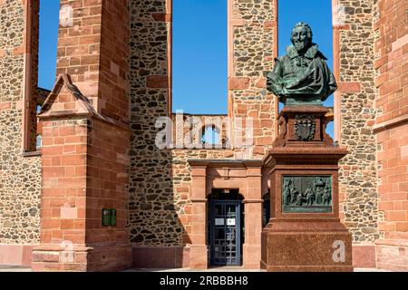 Chiesa Vallone-olandese, doppia chiesa, rovine, gotico, monumento, Busto di bronzo conte Filippo Ludovico II di Hanau-Muenzenberg, città vecchia, Hanau, Assia, Germania Foto Stock