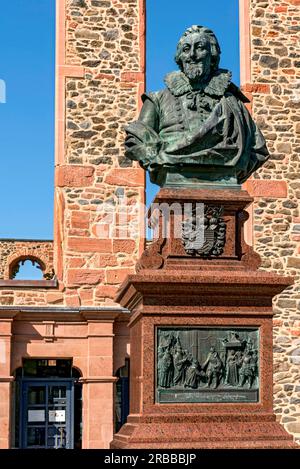 Monumento, busto in bronzo conte Filippo Ludovico II di Hanau-Muenzenberg, chiesa vallone-olandese, doppia chiesa, rovine, gotico, Città vecchia, Hanau, Assia, Germania Foto Stock