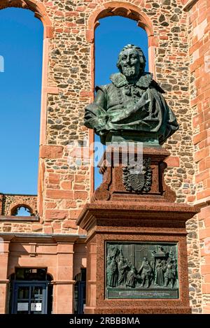 Monumento, busto in bronzo conte Filippo Ludovico II di Hanau-Muenzenberg, chiesa vallone-olandese, doppia chiesa, rovine, gotico, Città vecchia, Hanau, Assia, Germania Foto Stock