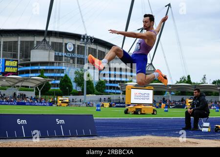 Jacob Fincham-Dukes sta per vincere il salto in lungo durante i Campionati britannici di atletica leggera alla Manchester Regional Arena, Manchester, Regno Unito, 8 luglio 2023. (Foto di Conor Molloy/News Images) Foto Stock