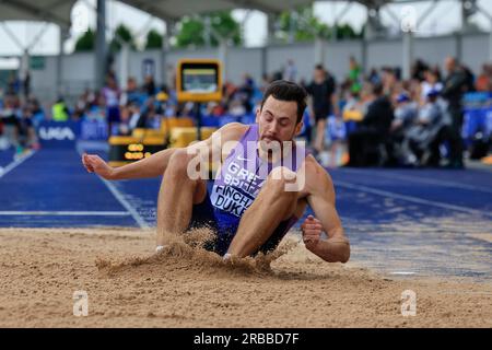 Jacob Fincham-Dukes sta per vincere il salto in lungo durante i Campionati britannici di atletica leggera alla Manchester Regional Arena, Manchester, Regno Unito, 8 luglio 2023. (Foto di Conor Molloy/News Images) Foto Stock