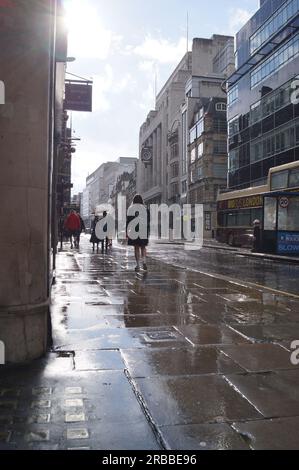 Londra, Regno Unito: Persone che camminano lungo Fleet Street nella città di Londra, dopo una pioggia Foto Stock