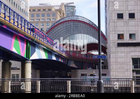 Londra, Regno Unito: Treno DLR (Docklands Light Railway) che corre verso la stazione Heron Quays a Canary Wharf, Tower Hamlets Foto Stock