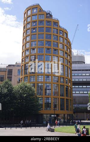 Londra, Regno Unito: Edificio residenziale giallo rotondo parte di Bankside Lofts in Hopton Street, vicino alla Tate Modern Gallery Foto Stock
