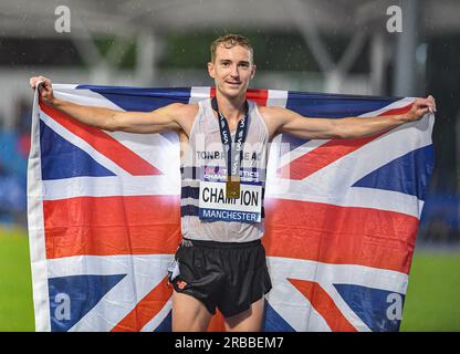 8 luglio 2023; Manchester Regional Arena, Manchester, Lancashire, Inghilterra; 2023 Muller UK Athletics Championships Manchester; James West festeggia la vittoria dei 5000 metri Foto Stock