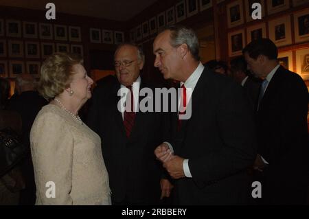 Segretario Dirk Kempthorne con l'ex primo Ministro britannico, Margaret Thatcher, al Main Interior Foto Stock