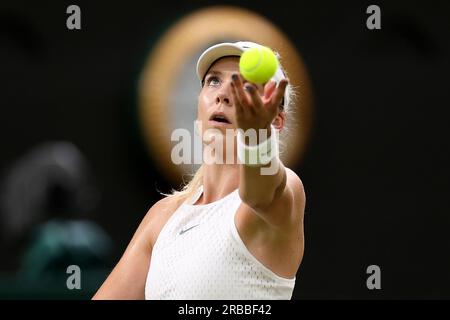 8 luglio 2023; All England Lawn Tennis and Croquet Club, Londra, Inghilterra: Torneo di tennis di Wimbledon; Katie Boulter serve Elena Rybakina Foto Stock