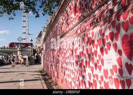 Cuori rossi e rosa sul National Covid Memorial Wall, Londra, Inghilterra, Regno Unito. Foto Stock