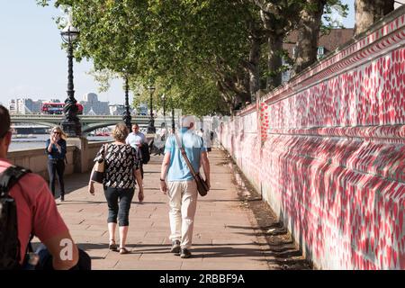 Cuori rossi e rosa sul National Covid Memorial Wall, Londra, Inghilterra, Regno Unito. Foto Stock