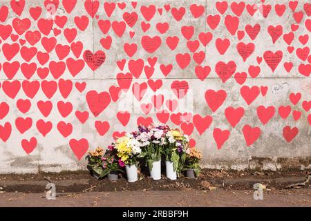 Cuori rossi e rosa sul National Covid Memorial Wall, Londra, Inghilterra, Regno Unito. Foto Stock