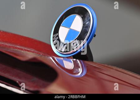 Monaco, Deutschland. 8 luglio 2023. Emblema dell'azienda BMW, emblema del marchio, logo. ? Credito: dpa/Alamy Live News Foto Stock