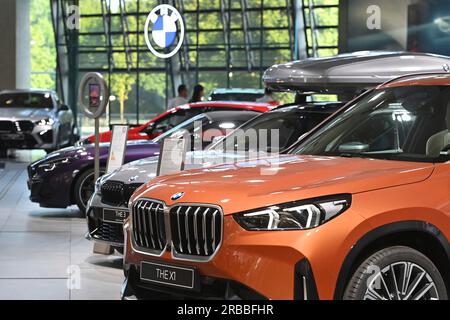 Monaco, Deutschland. 8 luglio 2023. Modelli BMW, auto nuove nello showroom BMW Welt, autovetture, auto, automobili, modelli di veicoli, compratori, clienti. ? Credito: dpa/Alamy Live News Foto Stock