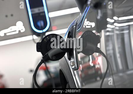 Monaco, Deutschland. 8 luglio 2023. Stazione di ricarica nel parcheggio sotterraneo BMW Welt, ricarica elettrica, ricarica elettrica, scatola a muro per la ricarica di un'auto elettrica, l'auto elettrica, la e-car viene caricata in un parcheggio multipiano, spina di ricarica, cavo di ricarica, scatola, caricabatterie appeso ai parcheggi, colonna di ricarica, presa di ricarica, mobilità elettrica, elettrificazione. Elettromobilità, spina. Casa automobilistica, auto, automobili, automobili, produttore, industria automobilistica, veicoli elettrici, veicoli elettrici. ? Credito: dpa/Alamy Live News Foto Stock