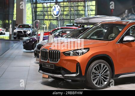 Monaco, Deutschland. 8 luglio 2023. Modelli BMW, auto nuove nello showroom BMW Welt, autovetture, auto, automobili, modelli di veicoli, compratori, clienti. ? Credito: dpa/Alamy Live News Foto Stock