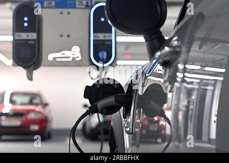 Monaco, Deutschland. 8 luglio 2023. Stazione di ricarica nel parcheggio sotterraneo BMW Welt, ricarica elettrica, ricarica elettrica, scatola a muro per la ricarica di un'auto elettrica, l'auto elettrica, la e-car viene caricata in un parcheggio multipiano, spina di ricarica, cavo di ricarica, scatola, caricabatterie appeso ai parcheggi, colonna di ricarica, presa di ricarica, mobilità elettrica, elettrificazione. Elettromobilità, spina. Casa automobilistica, auto, automobili, automobili, produttore, industria automobilistica, veicoli elettrici, veicoli elettrici. ? Credito: dpa/Alamy Live News Foto Stock