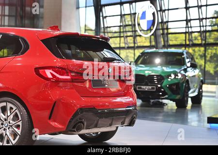 Monaco, Deutschland. 8 luglio 2023. I visitatori sono interessati ai modelli BMW, alle nuove auto nello showroom BMW Welt, alle auto, ai modelli di auto, agli acquirenti, clienti. ? Credito: dpa/Alamy Live News Foto Stock