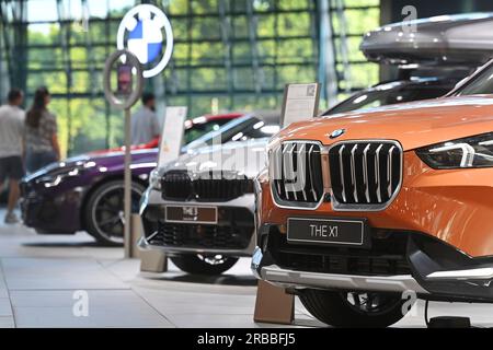 Monaco, Deutschland. 8 luglio 2023. Modelli BMW, auto nuove nello showroom BMW Welt, autovetture, auto, automobili, modelli di veicoli, compratori, clienti. ? Credito: dpa/Alamy Live News Foto Stock