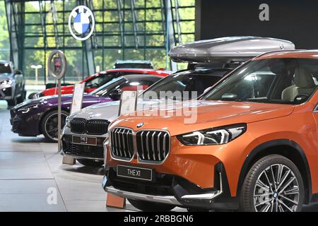 Monaco, Deutschland. 8 luglio 2023. Modelli BMW, auto nuove nello showroom BMW Welt, autovetture, auto, automobili, modelli di veicoli, compratori, clienti. ? Credito: dpa/Alamy Live News Foto Stock