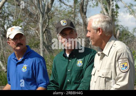 Il segretario Dirk Kempthorne in visita nella zona di New Orleans, Louisiana, dove ha incontrato e visitato il personale del Fish and Wildlife Service Foto Stock