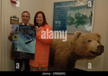 Dru Pearce, Senior Advisor del Segretario per gli affari dell'Alaska, e collega con poster della Rocky Mountain Elk Foundation ringraziando Pearce per il suo lavoro a nome del Perenosa Bay Project su Afognak Island, Alaska. Afognak, le cui popolazioni di pesci e fauna selvatica della costa settentrionale sono state danneggiate a causa della fuoriuscita di petrolio della Exxon Valdez nel 1989, è stata al centro degli sforzi di conservazione e recupero intrapresi dagli Stati Uniti Fish and Wildlife Service in collaborazione con lo stato dell'Alaska e organizzazioni no-profit. Foto Stock