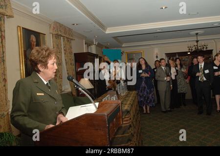 Cerimonia di premiazione del 2008 Harry Yount Ranger Award a Gary Moses, il Lake McDonald Sub-District Ranger al Glacier National Park, con la direttrice del National Park Service Mary Bomar, assistente segretario per Fish and Wildlife and Parks R. Lyle Laverty, Jr., E il capo americano della Unilever Corporation, Kevin Havelock, tra i dignitari a portata di mano al Main Interior Foto Stock