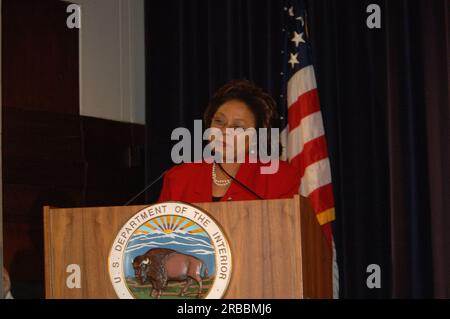 Incontro di addio al Main Interior per il segretario Gale Norton, con presentazioni di alti funzionari interni e presentazione del ritratto dipinto ufficiale di Norton Foto Stock