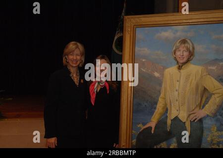 Incontro di addio al Main Interior per il segretario Gale Norton, con presentazioni di alti funzionari interni e presentazione del ritratto dipinto ufficiale di Norton Foto Stock