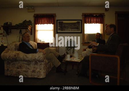 Il segretario Dirk Kempthorne e gli assistenti in visita nel Maine, incontrando il governatore John Baldacci Foto Stock