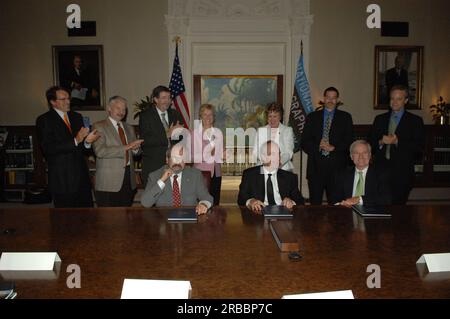 Cerimonia di firma, presso la sede centrale della National Geographic Society (NGS) a Washington, D.C., per il memorandum d'intesa che promuove il rispetto dell'ambiente e migliora il "geotourismo" attraverso una partnership NGS con il Dipartimento dell'interno, il Dipartimento dell'Agricoltura e le agenzie costituenti tra cui Bureau of Indian Affairs, Bureau of Land Management, National Park Service, Stati Uniti Fish and Wildlife Service e U.S. Servizio forestale. Il Segretario degli interni Dirk Kempthorne è entrato a far parte del Sottosegretario all'Agricoltura per le risorse naturali e l'ambiente Mark Rey, Presidente e Amministratore delegato dell'NGS Foto Stock