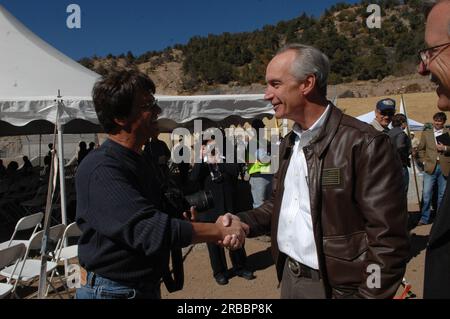Visita del segretario Dirk Kempthorne a Durango, Colorado, per la partecipazione alle cerimonie che segnano il quasi completamento delle caratteristiche principali del progetto Animas-la Plata del Bureau of Reclamation, tra cui la costruzione della diga del bacino di Ridges e delle strutture di lancio del bacino di Basin Creek, l'impianto di pompaggio Durango e il condotto di insenatura del bacino di Ridges. All'evento si unirono il segretario Kempthorne, l'avvocato degli interni David Bernhardt, il Commissario del Bureau of Reclamation Robert Johnson, il senatore del Colorado e futuro segretario degli interni Ken Salazar, il governatore del Colorado Bill Ritter, il presidente Clement Frost della Southern U Foto Stock
