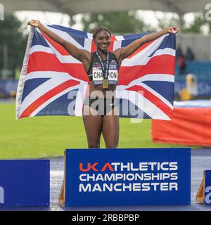 Manchester Regional Arena, Sportcity, Manchester, Regno Unito. 8 luglio 2023. Dina Asher-Smith celebra la sua medaglia per il gol, durante i campionati britannici di atletica leggera 2023 alla Manchester Regional Arena. (Credit Image: Credit: Cody Froggatt/Alamy Live News Foto Stock