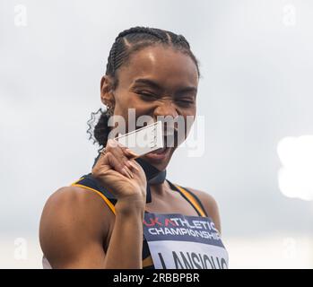 Manchester Regional Arena, Sportcity, Manchester, Regno Unito. 8 luglio 2023. Imani Lansiquot celebra la sua medaglia d'oro, durante i campionati britannici di atletica leggera 2023 alla Manchester Regional Arena. (Credit Image: Credit: Cody Froggatt/Alamy Live News Foto Stock