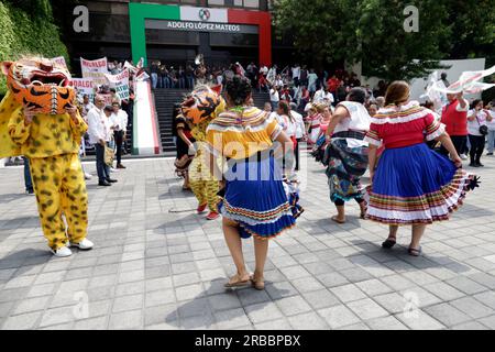 Città del Messico, Messico. 8 luglio 2023. 8 luglio 2023, città del Messico, Messico: Sostenitori del senatore e candidato alla direzione del fronte ampio per il Messico per la candidatura presidenziale nel 2024, Beatriz Paredes Rangel, presso la sede del Partito Rivoluzionario istituzionale a città del Messico. L'8 luglio 2023 a città del Messico, Messico (foto di Luis Barron/Eyepix Group/Sipa USA). Credito: SIPA USA/Alamy Live News Foto Stock