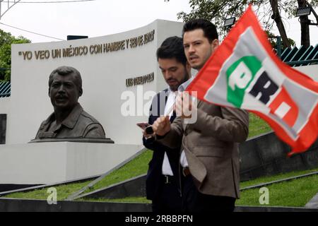 Città del Messico, Messico. 8 luglio 2023. 8 luglio 2023, città del Messico, Messico: Sostenitori del senatore e candidato alla direzione del fronte ampio per il Messico per la candidatura presidenziale nel 2024, Beatriz Paredes Rangel, presso la sede del Partito Rivoluzionario istituzionale a città del Messico. L'8 luglio 2023 a città del Messico, Messico (foto di Luis Barron/Eyepix Group/Sipa USA). Credito: SIPA USA/Alamy Live News Foto Stock