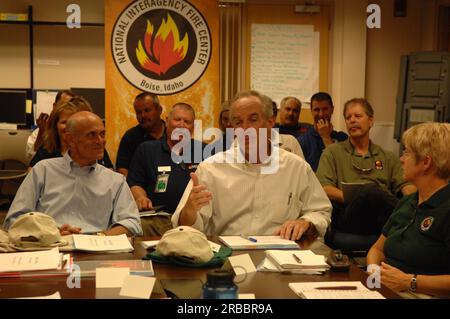 Visita del segretario Dirk Kempthorne al National Interagency Fire Center di Boise, Idaho, dove si è Unito al segretario per la sicurezza interna Michael Chertoff, al tenente governatore dell'Idaho Jim Risch e ad altri funzionari per riunioni, tour della struttura e dell'area circostante e conferenza stampa sui preparativi per la stagione degli incendi Foto Stock