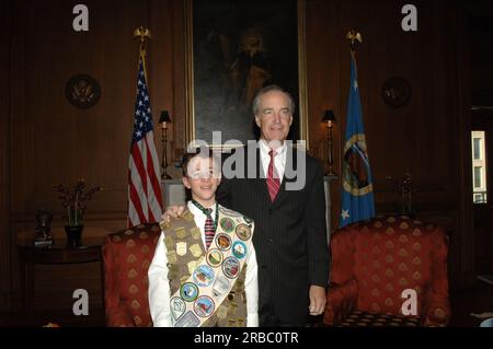 Il segretario Dirk Kempthorne riceve una visita al Main Interior dal partecipante del National Park Service Junior Ranger Program, che ha mostrato i suoi numerosi distintivi e patch per il segretario e direttore del National Park Service Mary Bomar Foto Stock