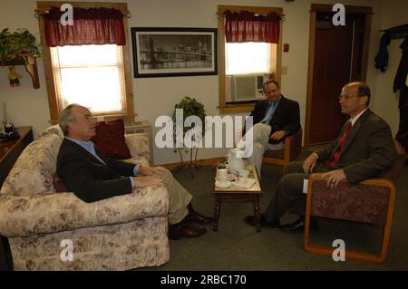 Il segretario Dirk Kempthorne e gli assistenti in visita nel Maine, incontrando il governatore John Baldacci Foto Stock