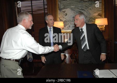 Evento di firma del memorandum d'intesa sull'agricoltura interna e attività correlate presso gli interni principali, con il segretario degli interni Dirk Kempthorne e il segretario dell'agricoltura ed Schafer a capo del procedimento Foto Stock