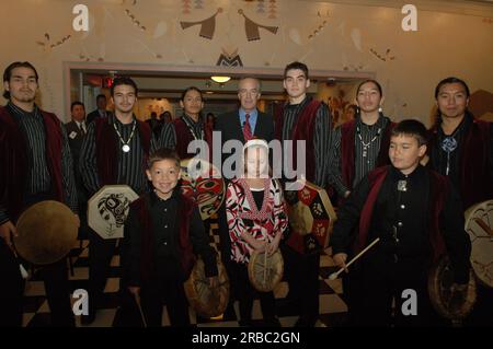 Evento di lancio al Main Interior per il programma di lettura e miglioramento delle competenze matematiche del Bureau of Indian Education 'BIE READS', con il segretario Dirk Kempthorne che si unisce all'assistente segretario per gli affari indiani Carl Artman e il direttore ad interim del Bureau of Indian Education Kevin Skenandore, tra gli altri funzionari, Insieme a studenti e docenti delle scuole finanziate dal Bureau of Indian Education nella riserva indiana di Puyallup a Washington, il Jemez Pueblo nel nuovo Messico e la riserva indiana Alamo Navajo nel nuovo Messico Foto Stock